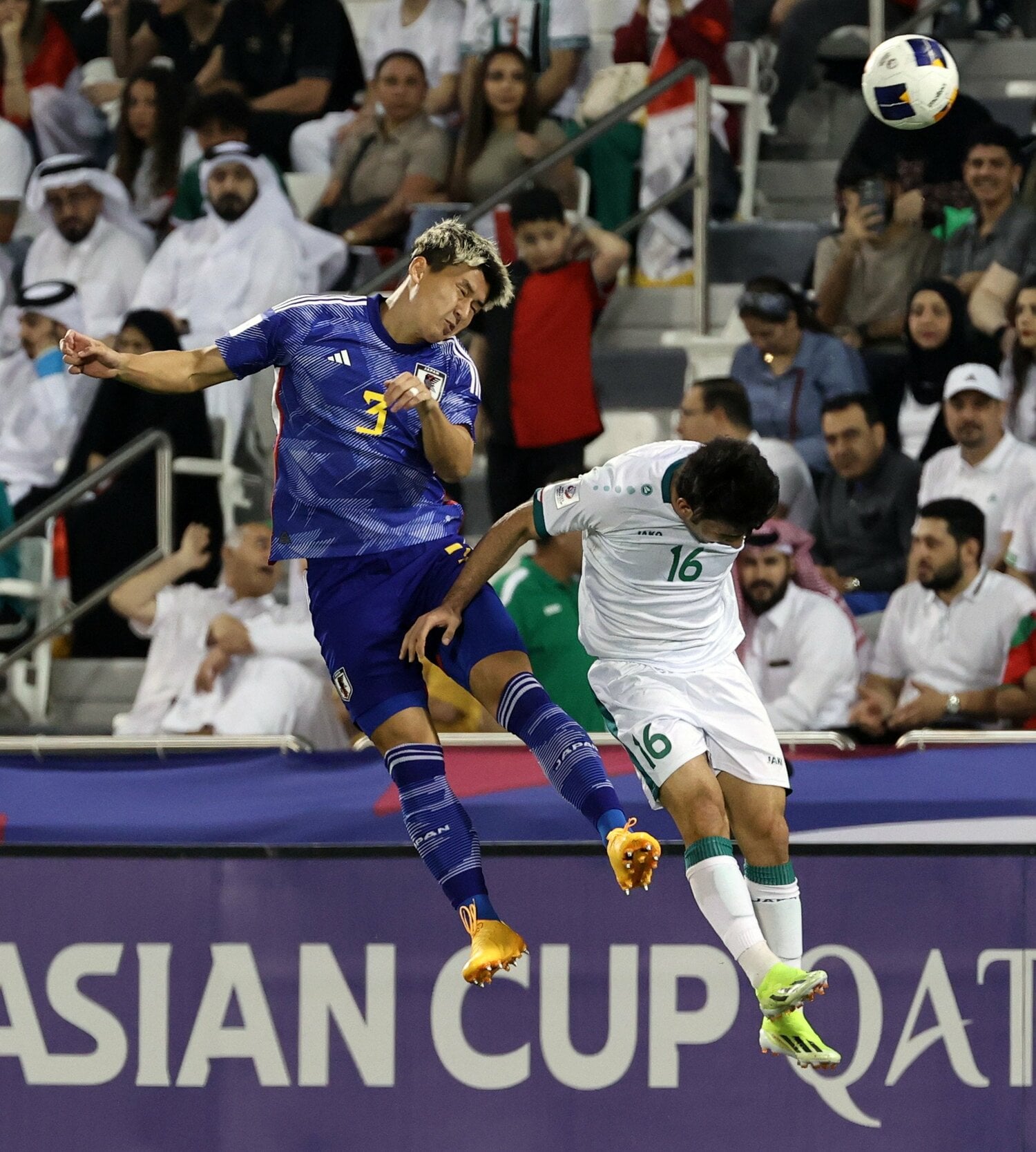 イラク戦、ヘディングで相手の攻撃を跳ね返す西尾。初戦レッドカードの汚名返上とチームの団結を両立した采配とチアゴ記者は見た ©JIJI PRESS