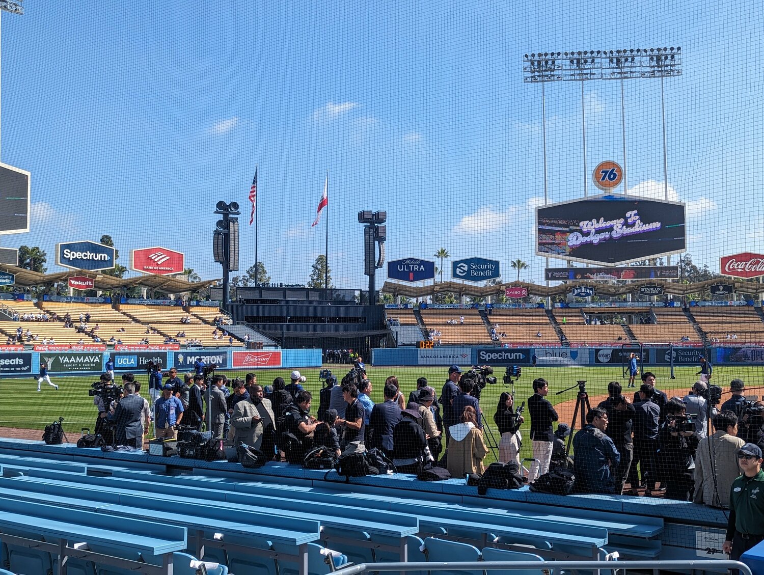 開幕戦直前ドジャース練習では、大谷の登場を待つ報道陣がベンチ前に多数　©Aki