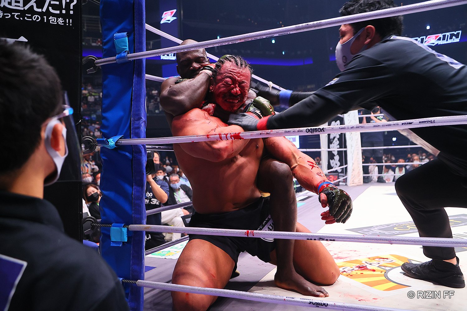 鼻から流血する北村を、最後は咄嗟に出たというチョークでタップさせた ©RIZIN FF