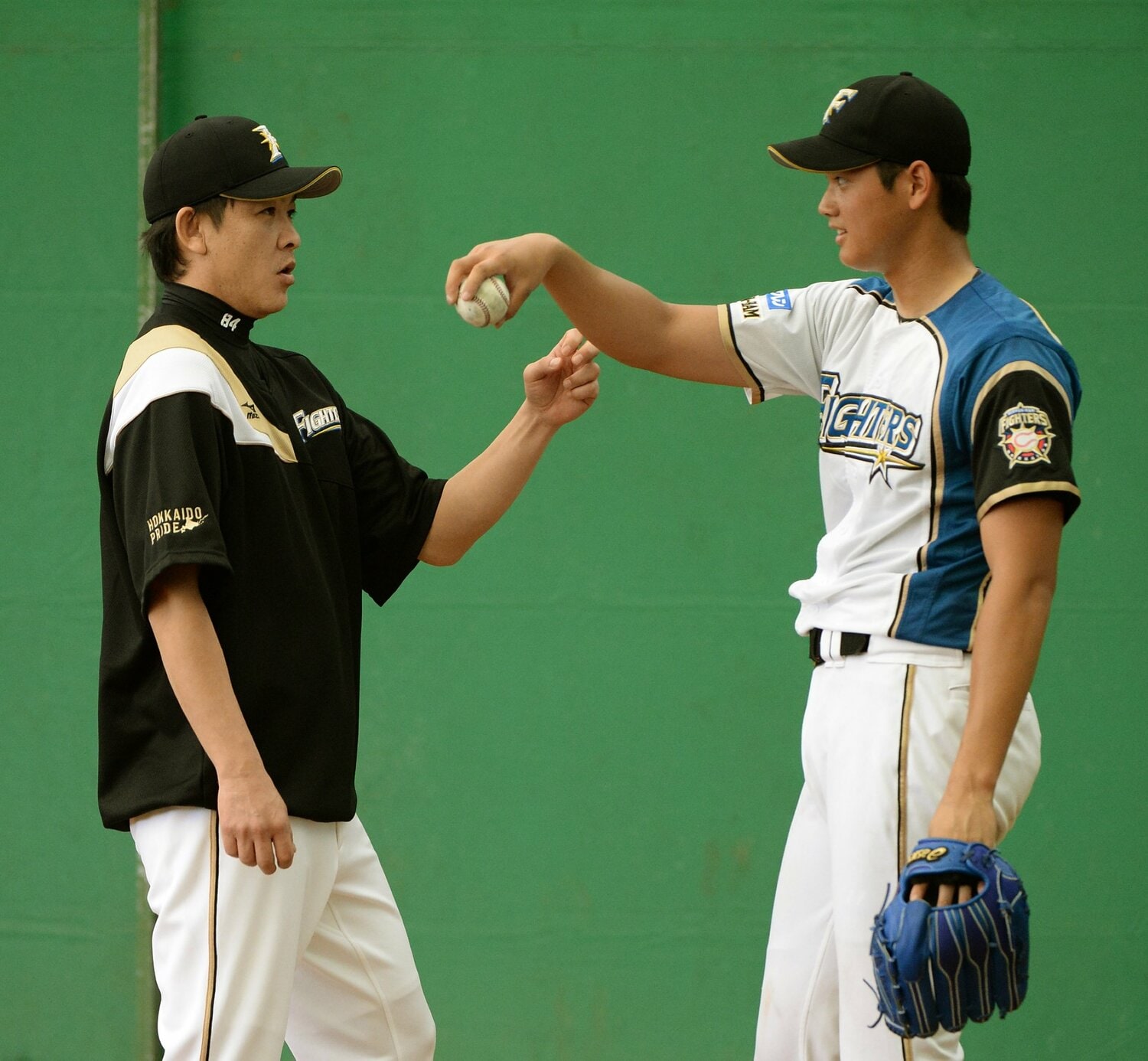 日本ハム時代の大谷翔平と厚澤投手コーチ ©SANKEI SHIMBUN