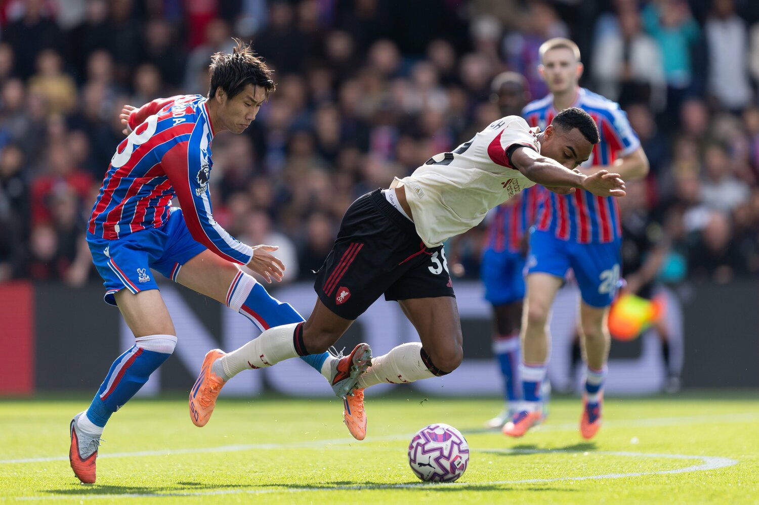 フラーフェンベルフをチェックする鎌田　©Getty Images