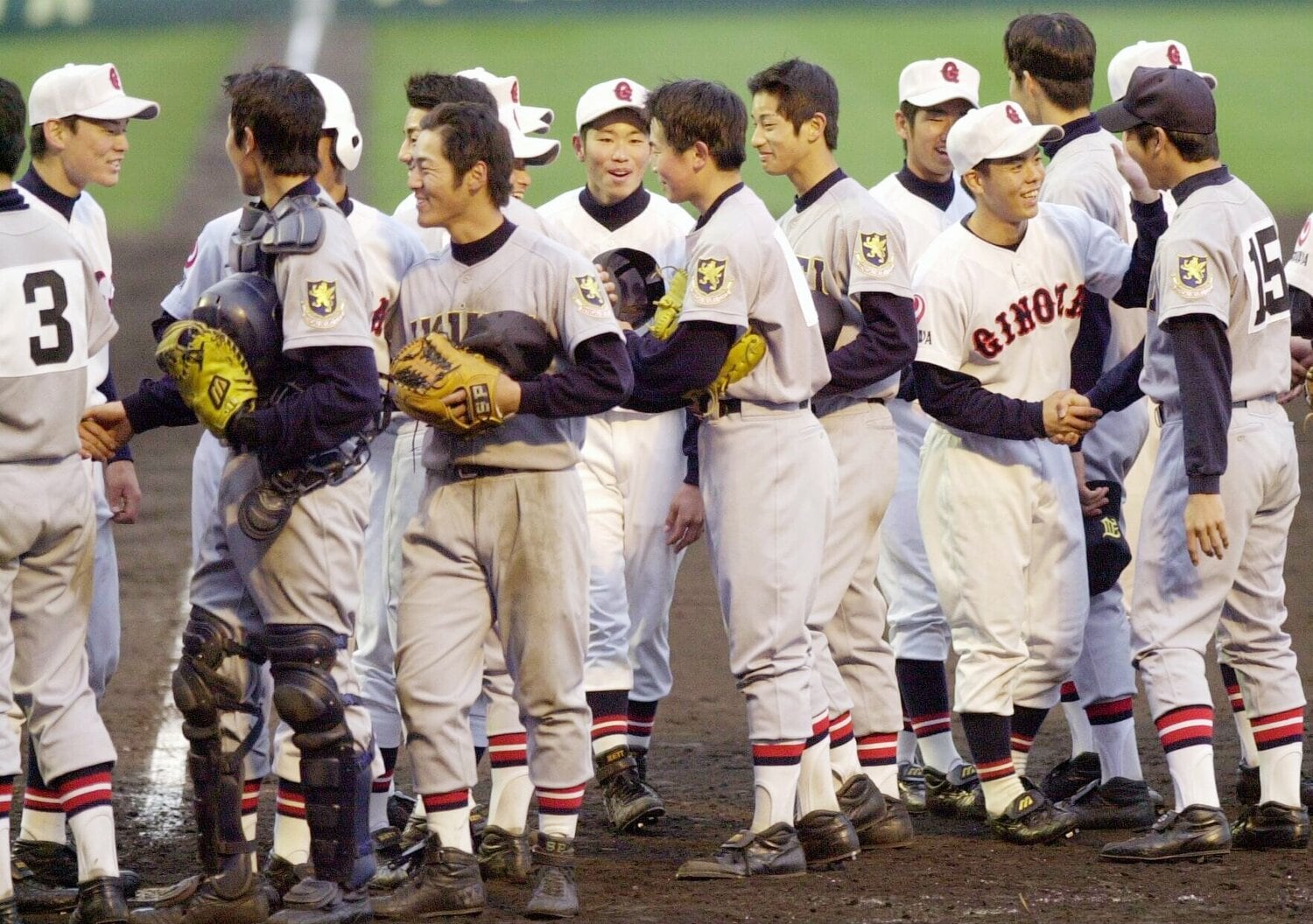 2001年、センバツで準優勝した仙台育英高。20年以上前だが、選手たちの長髪が目を引く　©️JIJI PRESS