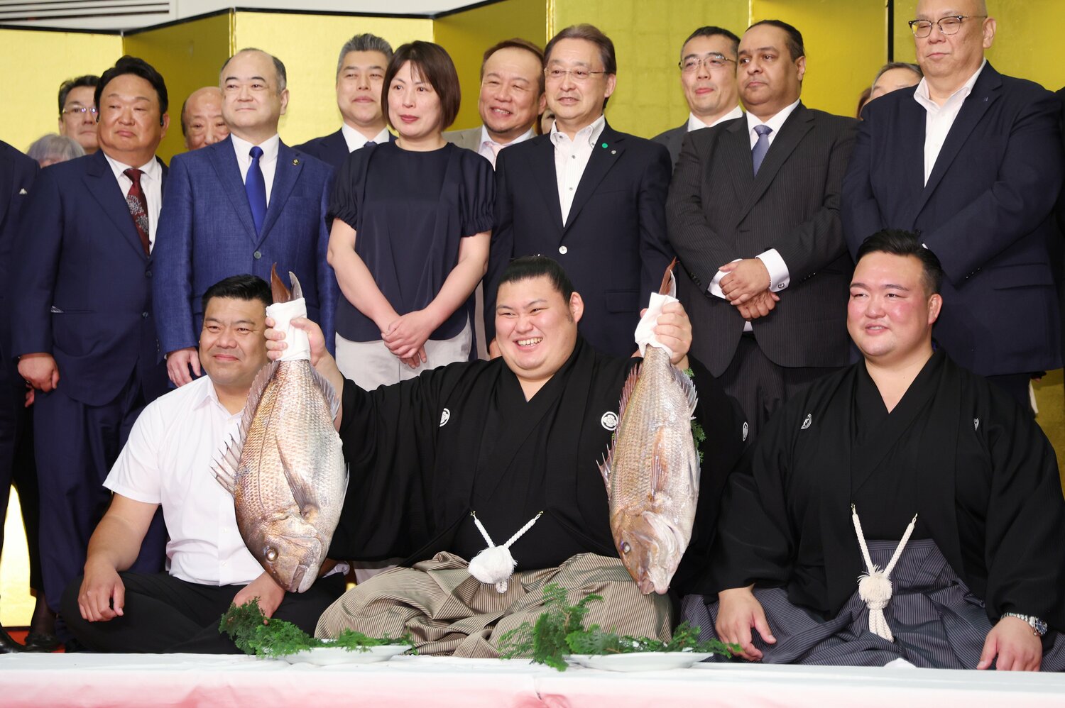 初優勝し、タイを手に笑顔を見せる大の里（前列中央）　©JIJI PRESS