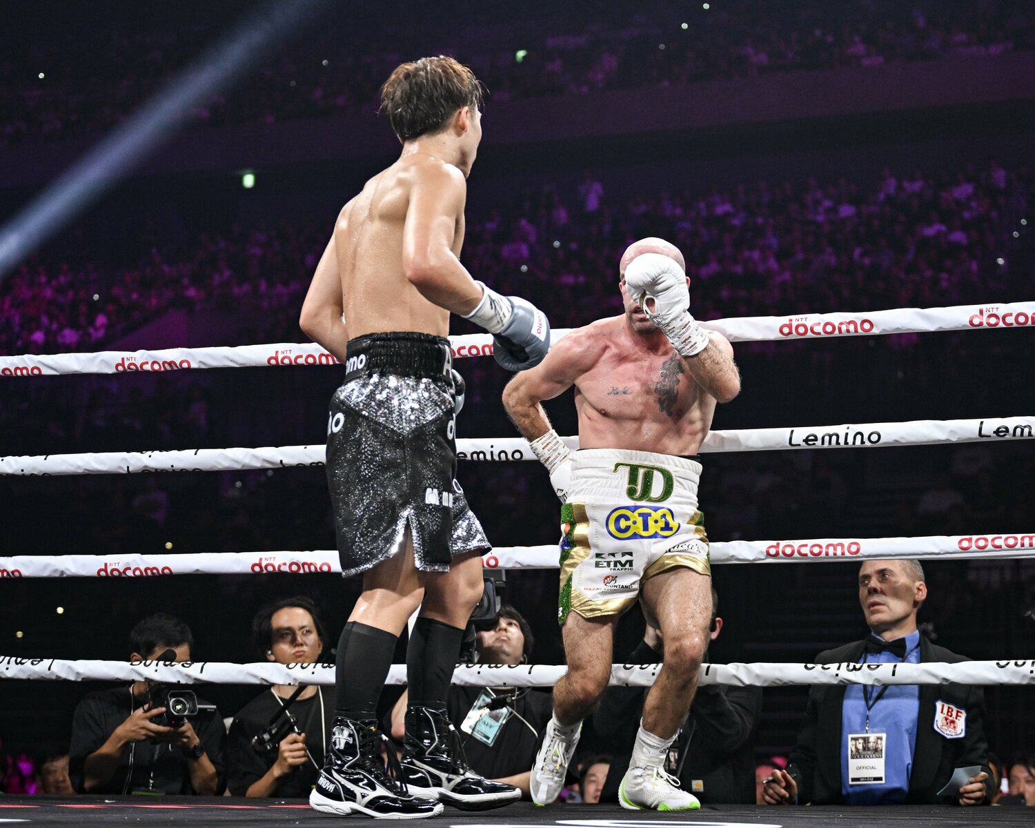 「待った」のポーズで腰の異変を訴えるドヘニー。井上尚弥は攻撃の手を止めた　©Hiroaki Yamaguchi