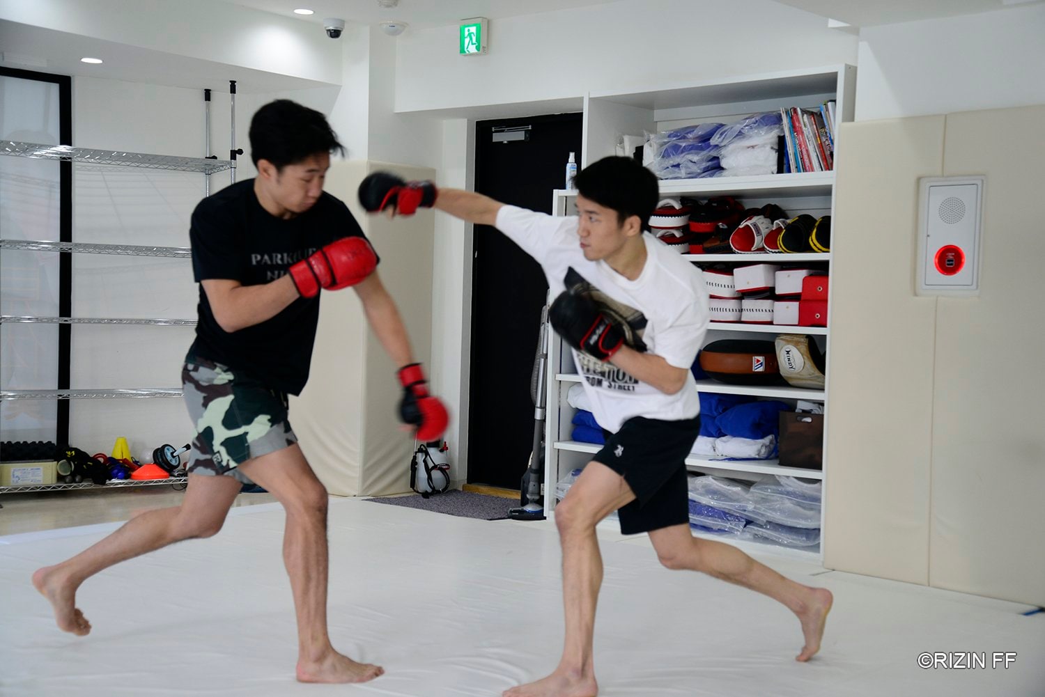 朝倉海（右）は兄である未来との練習なども経て堀口戦へ向かう　(C)RIZIN FF