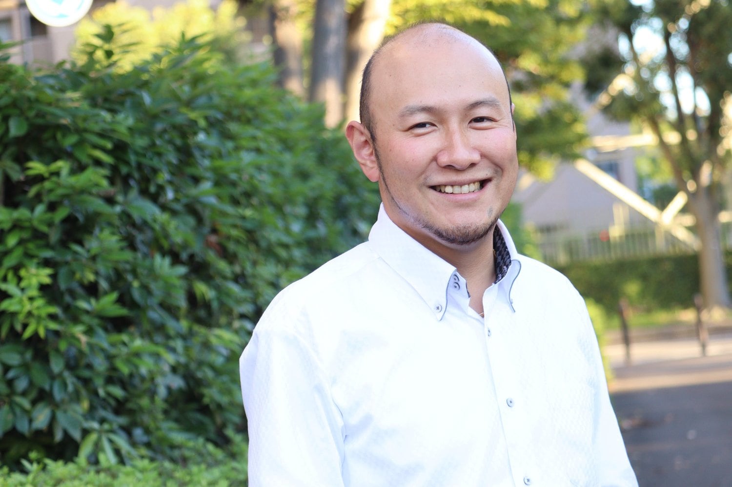 不動産会社に勤める元ブルペンキャッチャー・浦田松吉　©Yuki Kashimoto