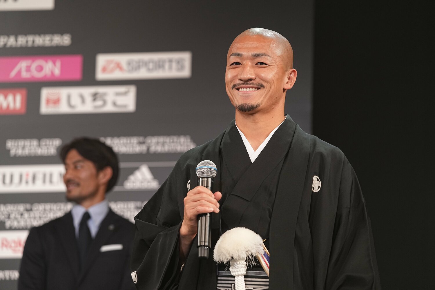 Jリーグアウォーズの表彰式に袴姿で登場した前田大然 ©J.LEAGUE