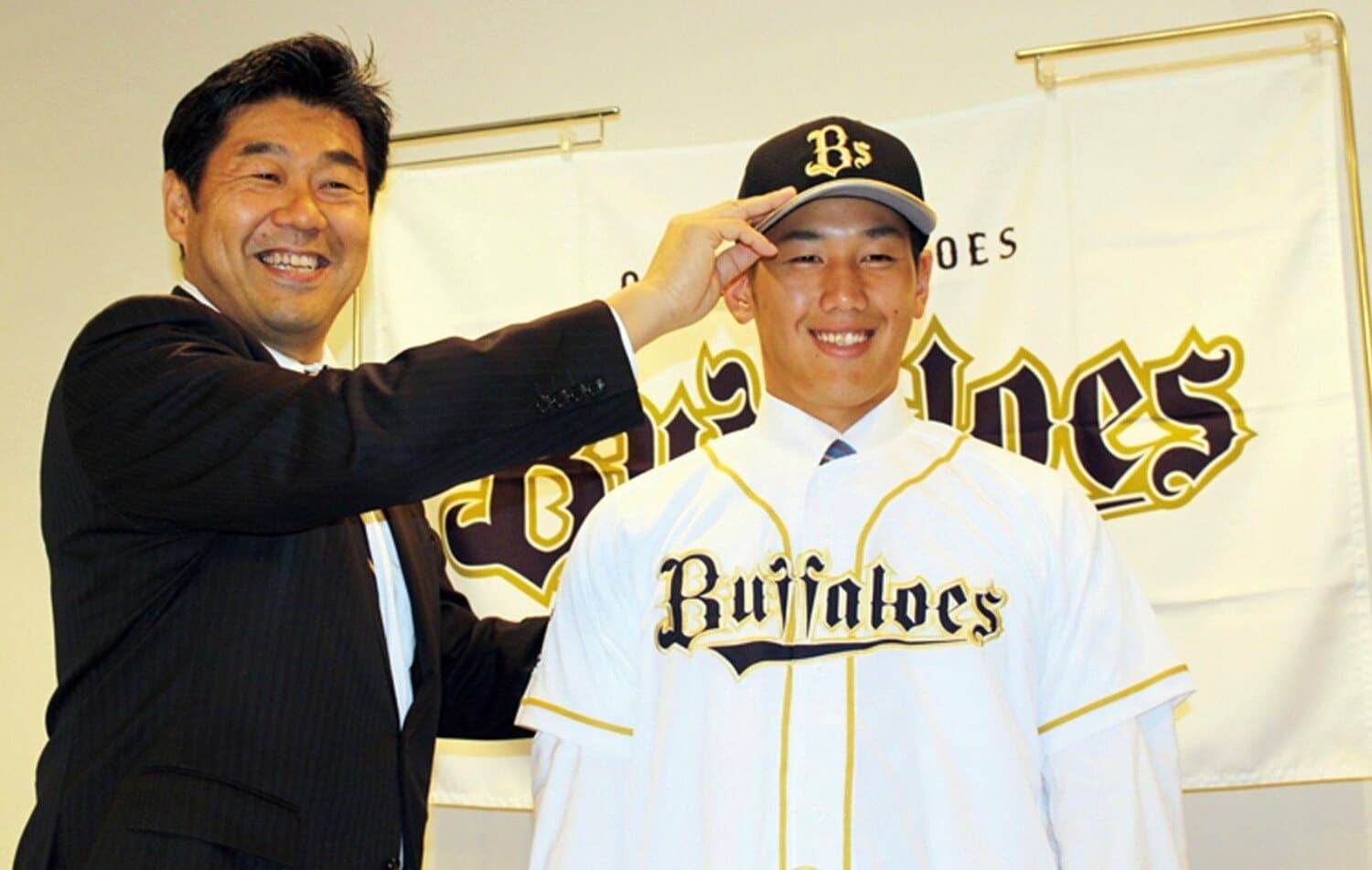 2015年のドラフト1位でオリックスに入団した吉田と加藤 ©JIJI PRESS