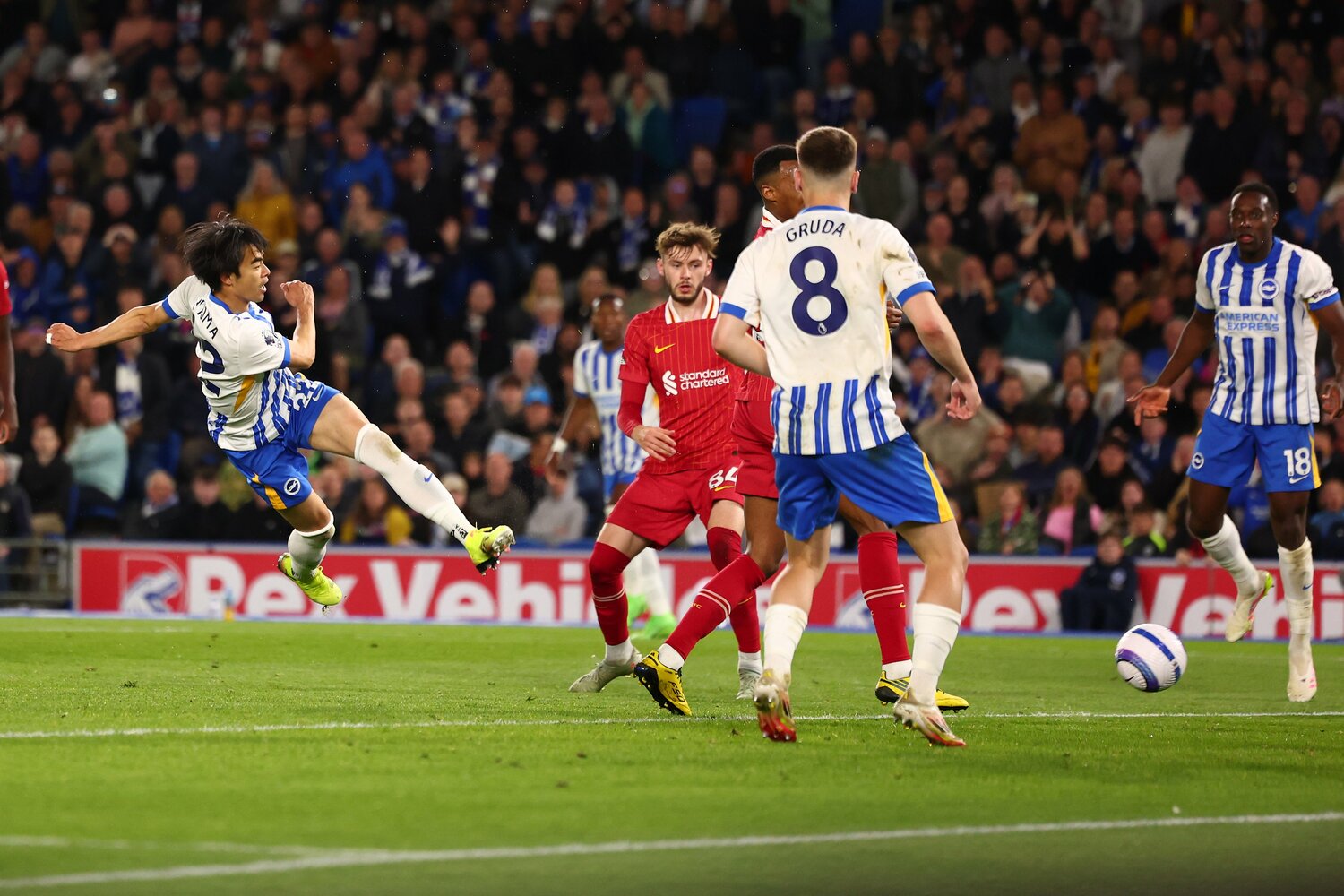 三笘薫の鮮やかな左足ボレー。シュート後のジャンプが美しい【2枚目／全3枚】　©Getty Images