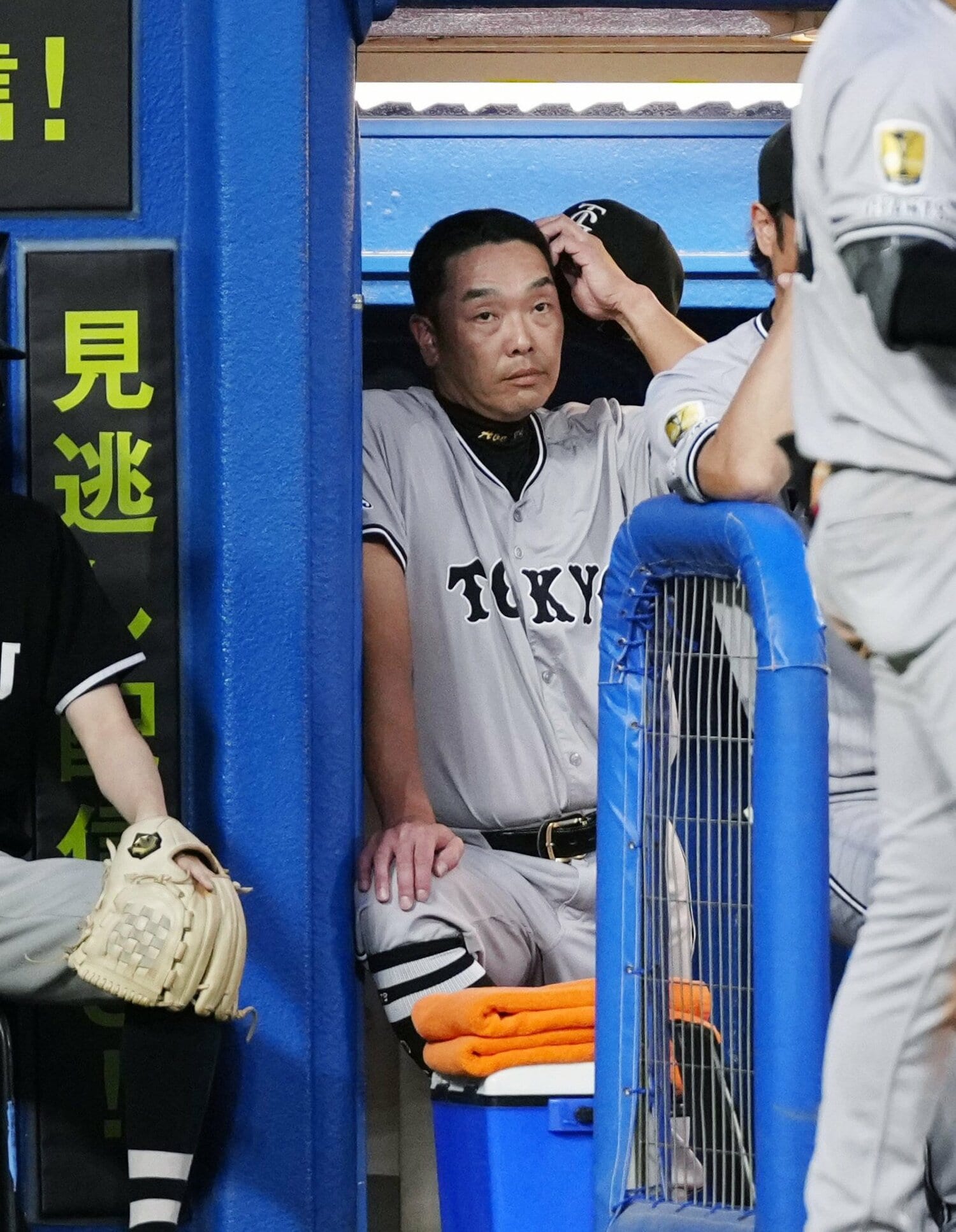 泉口のスリーバント失敗直後、さえない表情を見せた阿部慎之助監督　©KYODO