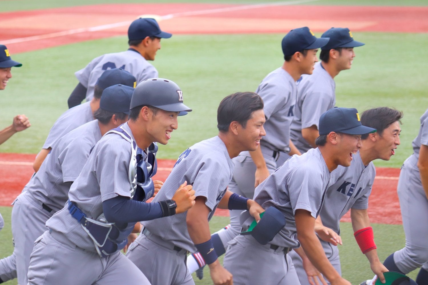 優勝を決めて笑顔でスタンドへ駆ける慶應大ナイン　©Yu Takagi