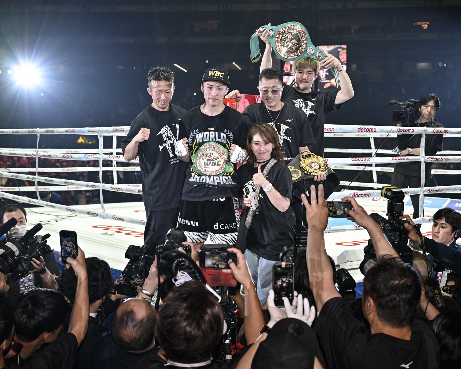 試合後に井上尚弥・拓真とともにタイトル防衛を喜ぶ父・真吾　©︎Hiroaki Yamaguchi