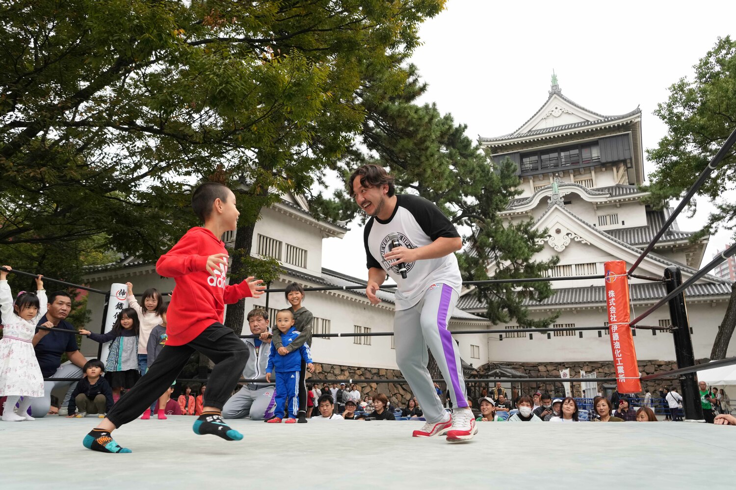 「子どもプロレス教室」でちびっ子と向き合うLEONA　©Essei Hara