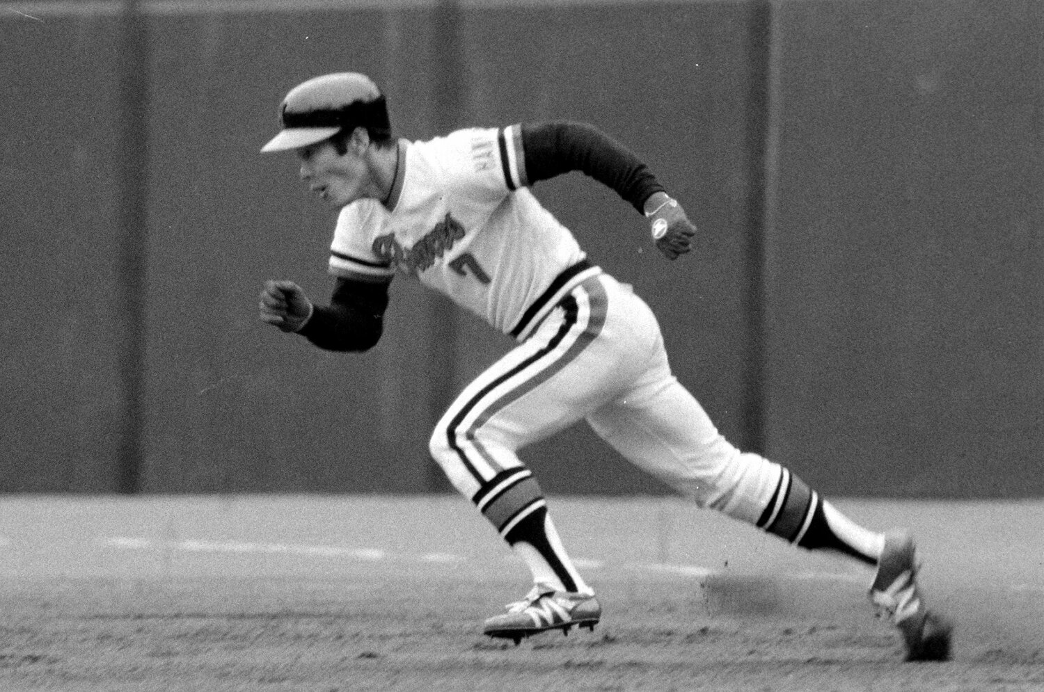 二塁に向かって盗塁を試みる現役時代の福本。1972年のシーズン最多盗塁106(122試合)は不滅の記録だ ©Sankei Shimbun