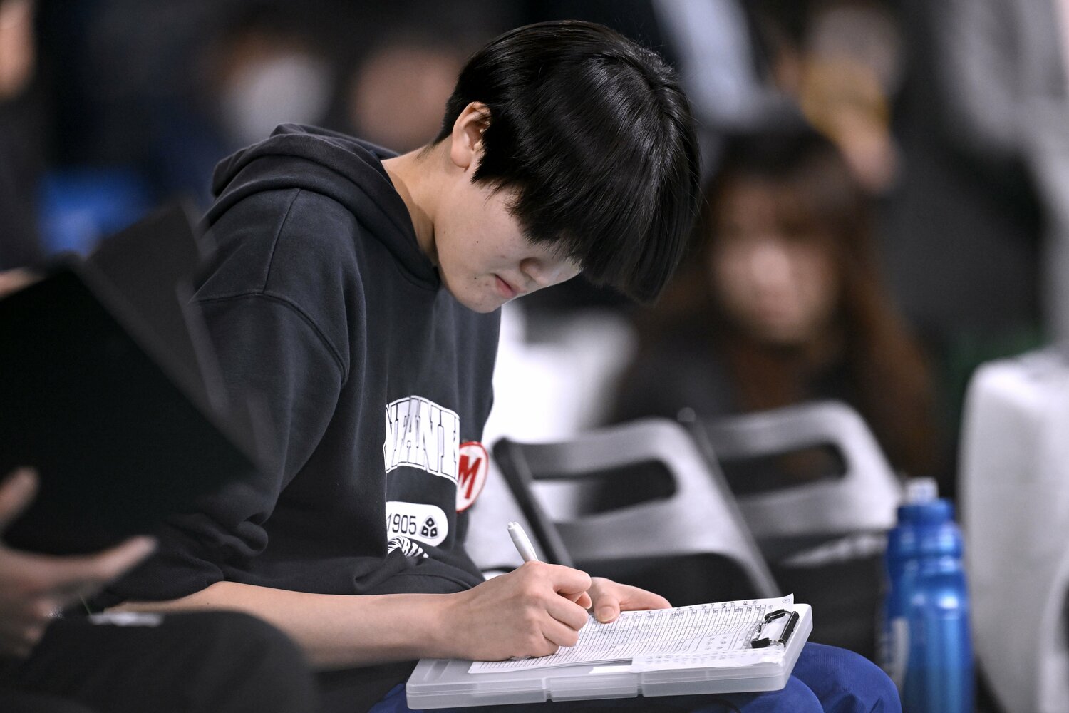 スコアをつける枩田マネージャー ©︎Hiroyuki Nakamura