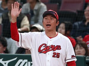 辞意表明にもかかわらずカープ新井監督、来季続投決定…「自分がやるしかない」山積する課題解決に向け5年目のシーズンに求められる伝承と変革
