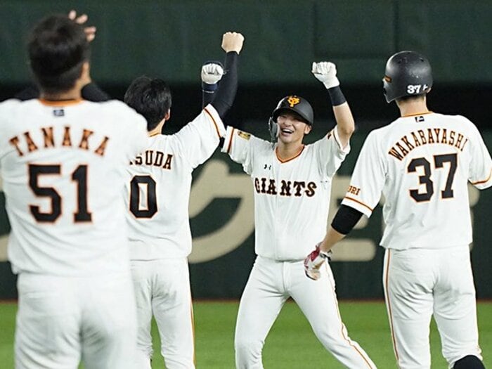 “悪川君”が覚醒! 原辰徳監督も「救ってくれた」と最敬礼、吉川尚輝のきらめく野球センス<Number Web> photograph by KYODO