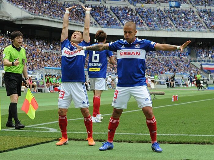 マリノスのクリリンことマルコスは、トップ下で気円斬のような切れ味。＜Number Web＞ photograph by J.LEAGUE