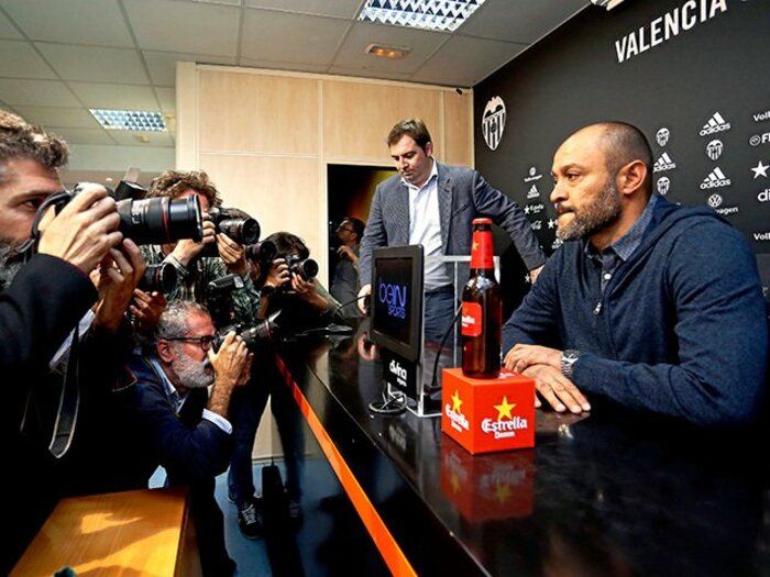 クラブ内の政争に、不可解な采配……。バレンシア、唐突な監督交代劇の内幕。＜Number Web＞ photograph by MarcaMedia/AFLO