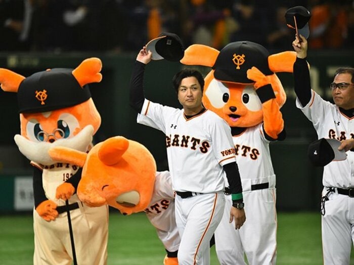巨人ファンはつらいよ――の理由。高橋由伸監督を襲う試練と首位攻防。<Number Web> photograph by Hideki Sugiyama