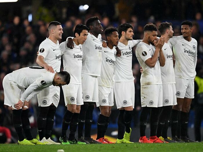 長谷部とフランクフルトの旅の終焉。ELの残酷なPK決着、街は一色に。＜Number Web＞ photograph by Getty Images