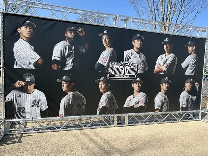 「新主将ソトが餃子贈呈でニコニコ」「さ、寒い」“テレビに映らない”プロ野球キャンプ初日…ロッテ「コアラのマーチスタジアム」で密着＜Number Web＞ photograph by Kou Hiroo