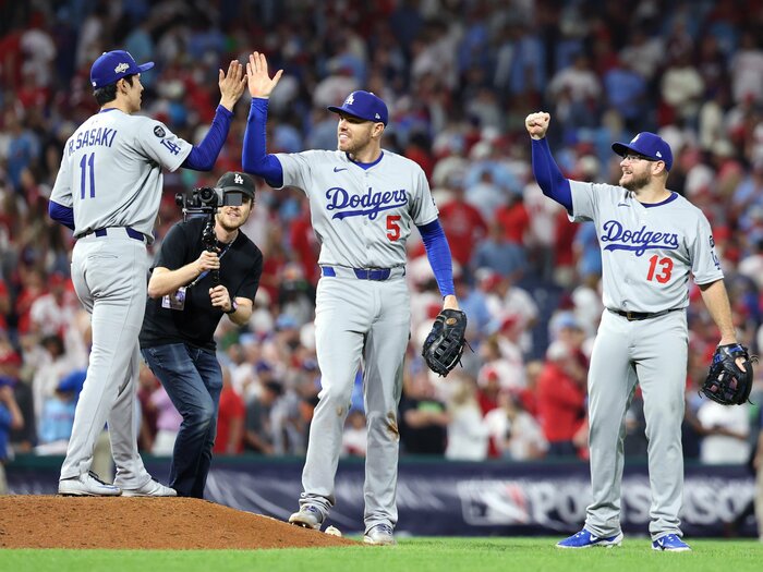 ドジャース佐々木朗希「これぞクローザーの仕事」は「アメフトのおかげ」!? 現地のNHK解説者が見た「厳しい場面で」「連投」できた意外なワケ＜Number Web＞ photograph by Getty Images