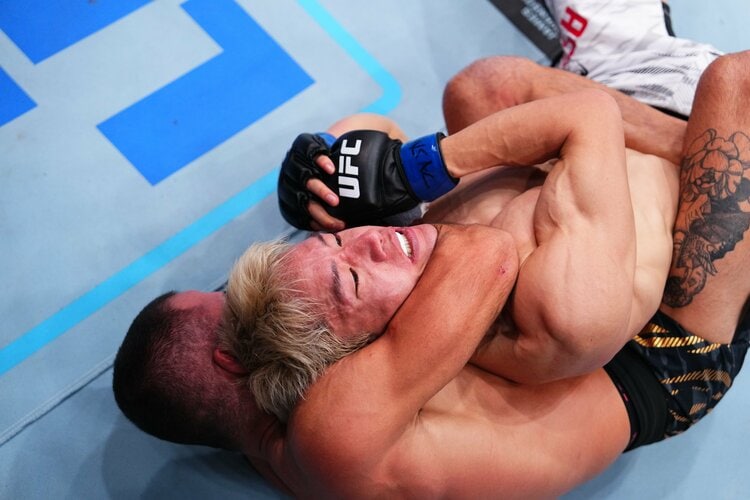 朝倉海の顔が真っ赤になって…」右腕一本で衝撃の失神…“異例のUFC王座