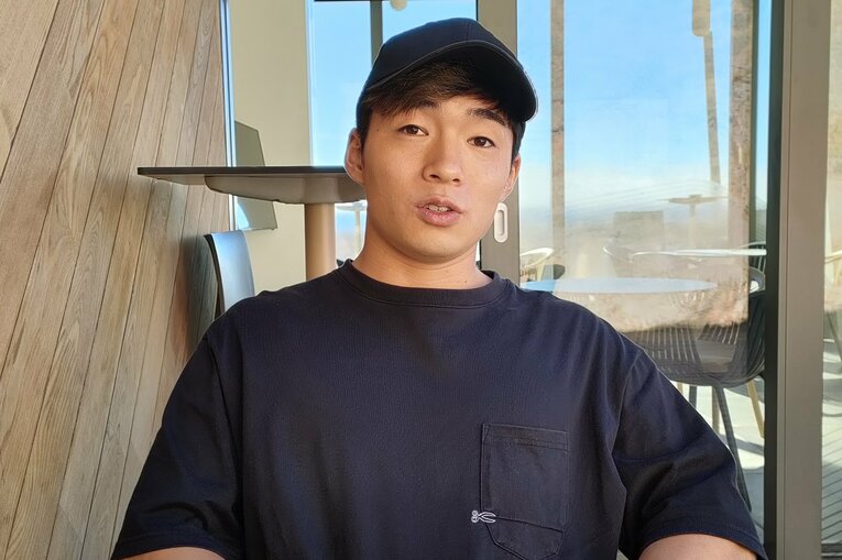 インタビューに応じる新井晴樹　©Yasuyuki Nagatsuka