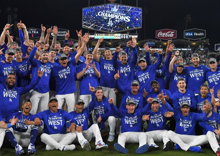 地区3連覇を果たし、大喜びのドジャースナイン　©JIJI PRESS