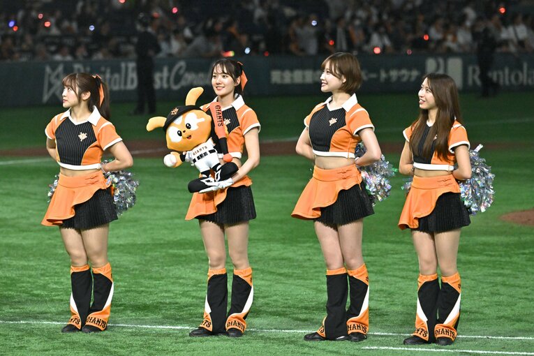 試合を盛り上げる巨人の公式マスコットガール「VENUS」　©Hideki Sugiyama