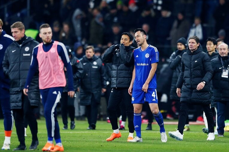 「1年前はJ2→ドイツ5部」上月壮一郎22歳の堂々1部デビュー…長谷部誠と握手、鎌田大地vs吉田麻也のW杯組対決も〈現地撮影〉(47)