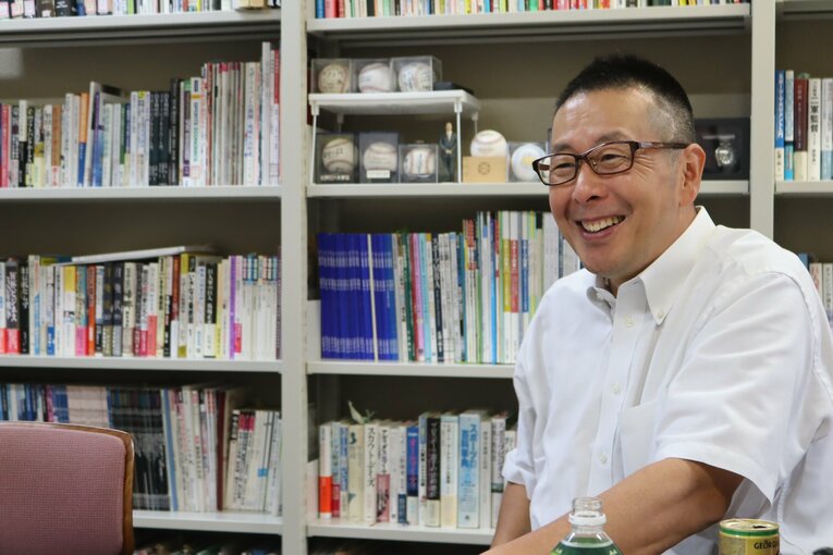 インタビュー中の小林さん　©Kou Hiroo