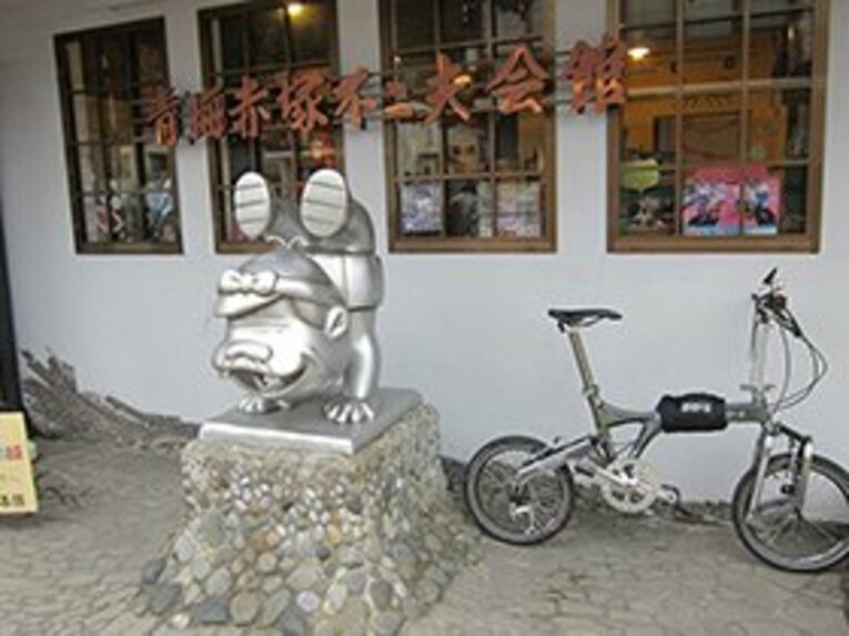 偉そうになってしまうはずの立像も、パパの手にかかれば逆立ちになってしまうのである。