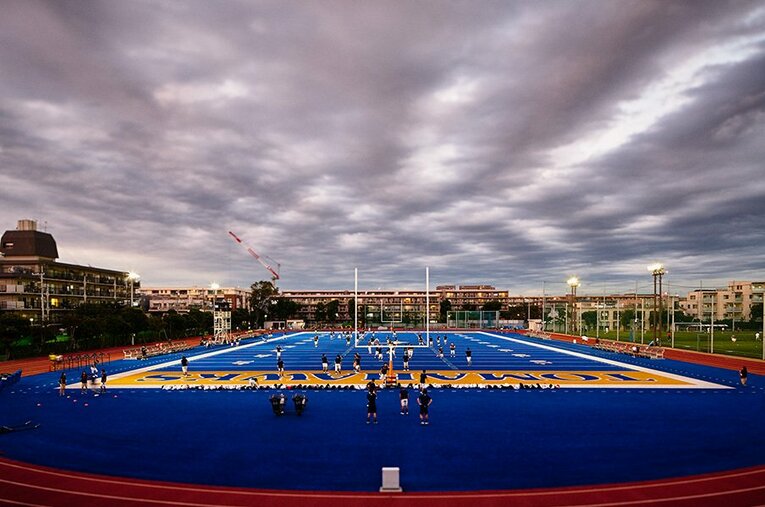 都市開発が進む武蔵小杉駅から徒歩圏内。法大川崎総合グラウンドはプロでもそうそうお目にかかれない絶好の立地条件にある。 ／ photograph by Tsukuru Asada