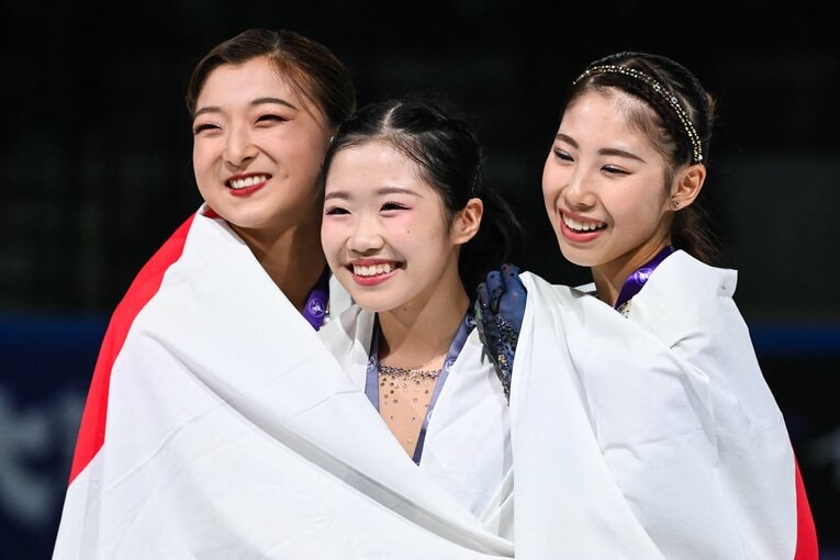 表彰台独占となった日本勢。左から坂本花織、中井亜美、住吉りをん　©JIJI PRESS