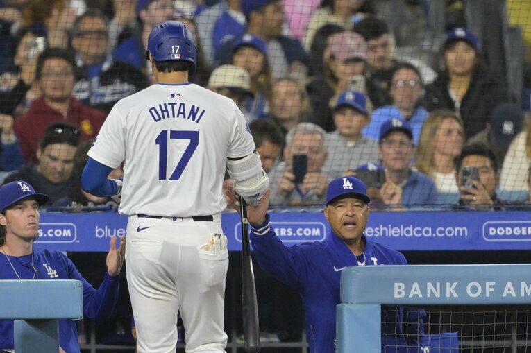 4月16日のナショナルズ戦、初球打ちで凡退した大谷翔平に声をかけるロバーツ監督　©Getty Images