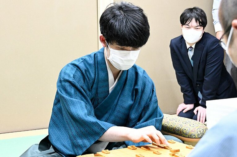 名人戦第5局、史上最年少名人と七冠獲得を達成した藤井聡太竜王名人。副立会人を務めた高見泰地七段は間近でどう感じ取っていたか ／ photograph by Keiji Ishikawa