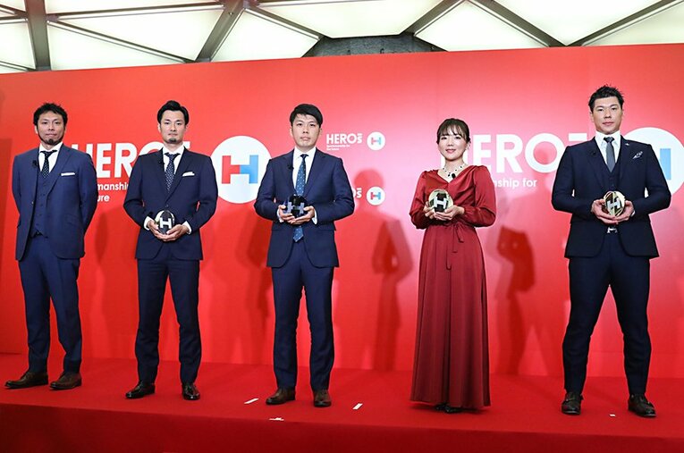 「HEROs AWARD 2020」で登壇した受賞者たち。左から一般社団法人センターポールの堀江航氏と田中時宗氏、本田圭佑氏の代理の二村元基氏、有村智恵氏、炭谷銀仁朗氏 ／ photograph by HEROs AWARD