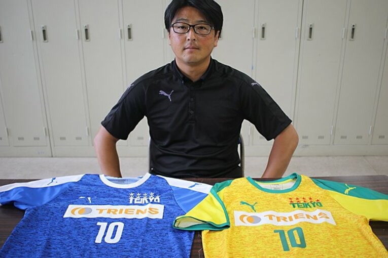 ユニフォームを前にして、日比監督は熱く語る　©︎Takahito Ando