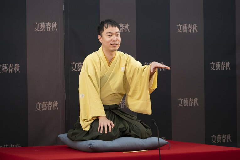 高座に座る立川吉笑（2022年撮影）　©︎BUNGEISHUNJU