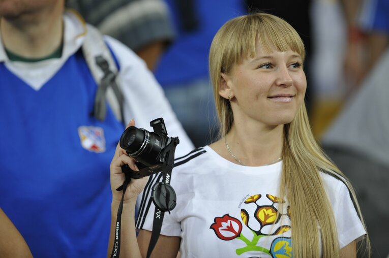 EUROにいた美しい女性サポーターの応援姿（50枚超）　©Sports Graphic Number
