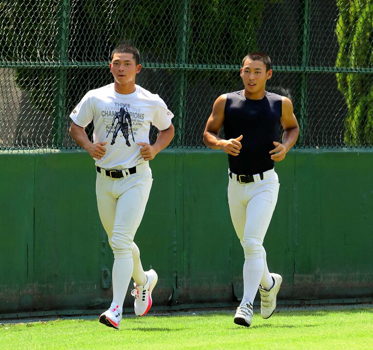山田とランニングする岩佐。ライバルとして切磋琢磨してきた（2021年）　©︎JIJI PRESS