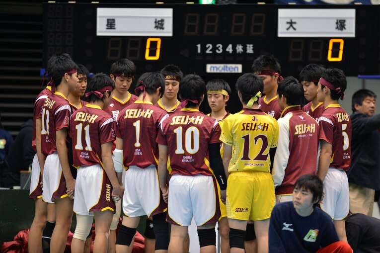 2年時の石川（奧）。3冠を達成し、MVPにも輝いた　©︎Jun Tsukida/AFLO SPORT