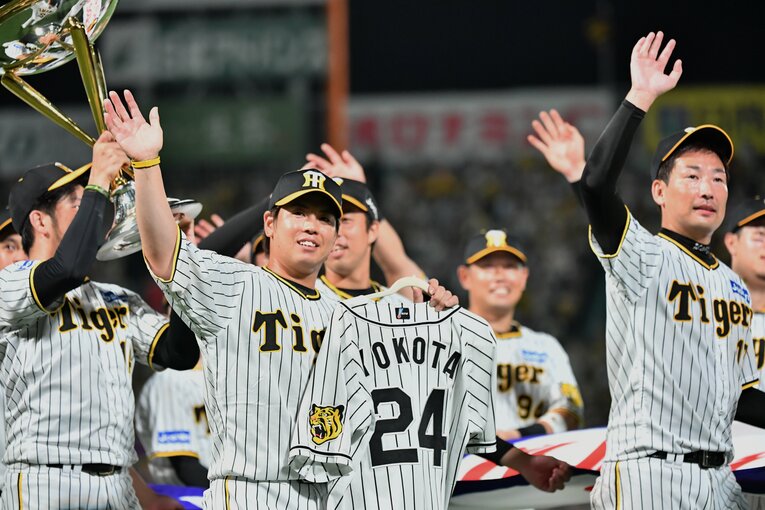 梅野は場内一周の時も横田さんのユニフォームをしっかりと携えていた　©︎Hideki Sugiyama