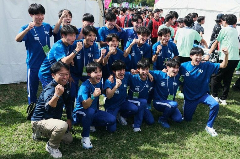 今年10月の箱根駅伝予選会で7位となり、箱根駅伝出場を喜ぶ神奈川大学の面々　©Yuki Suenaga