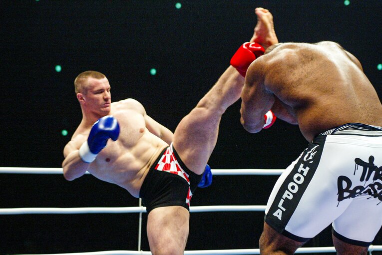 ハイキックを出す際に目をつぶるミルコ。写真は2003年3月のボブ・サップ戦　©Susumu Nagao