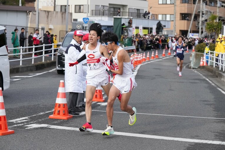 【昨年の箱根駅伝】7区の吉居駿恭（2年）は発熱がなく、見事に区間賞。8区の阿部陽樹（3年）につなぐ　©JMPA