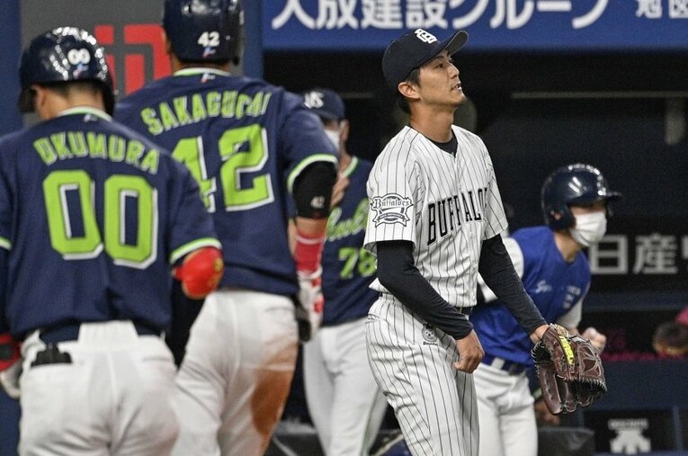 ヤクルト内山に先制の二塁打を浴びて悔しそうな表情を浮かべるオリックス増井 ／ photograph by KYODO
