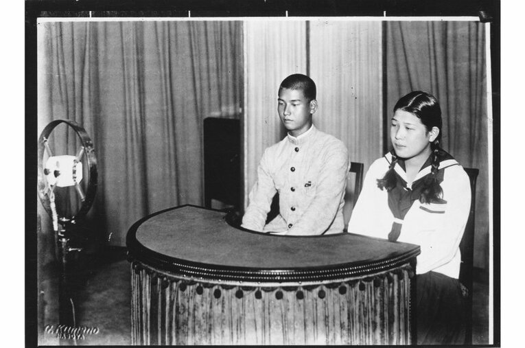 前畑秀子（右）©BUNGEISHUNJU